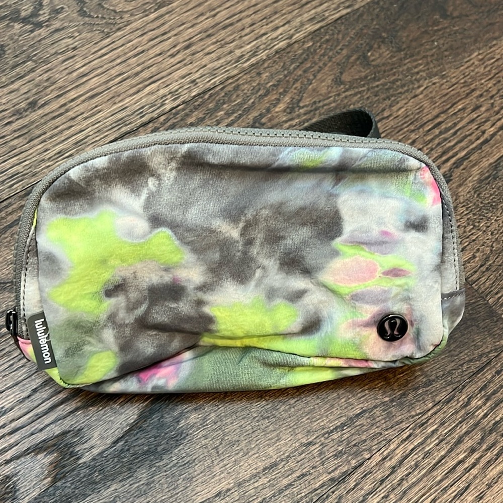 Lululemon everywhere belt bag multicolored